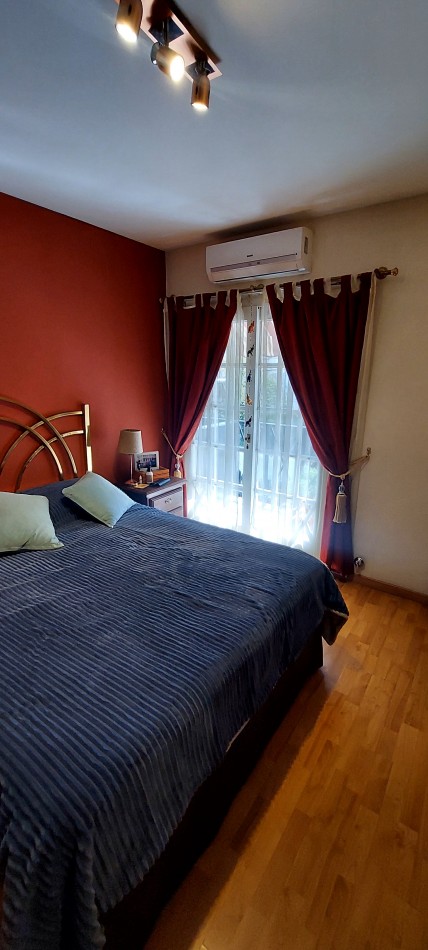 Excepcional triplex 4 ambientes, con patio c/parrilla y entrada de vehiculo