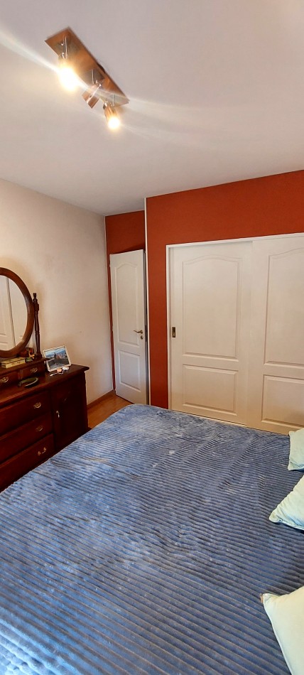 Excepcional triplex 4 ambientes, con patio c/parrilla y entrada de vehiculo