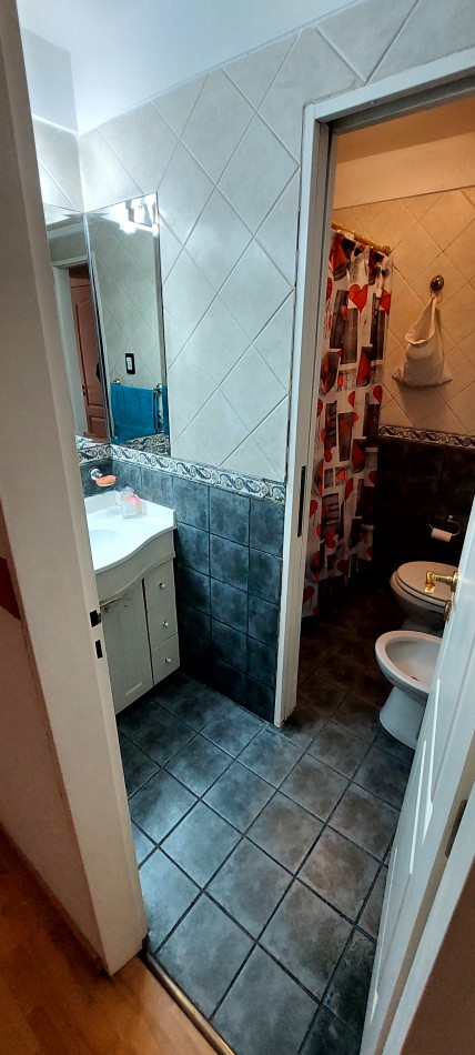 Excepcional triplex 4 ambientes, con patio c/parrilla y entrada de vehiculo