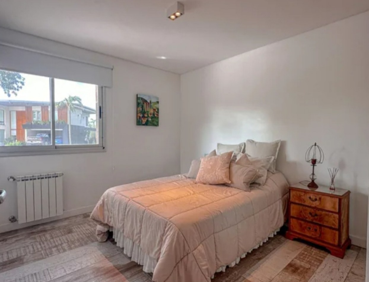 Impresionante casa 6 ambientes con fondo a laguna