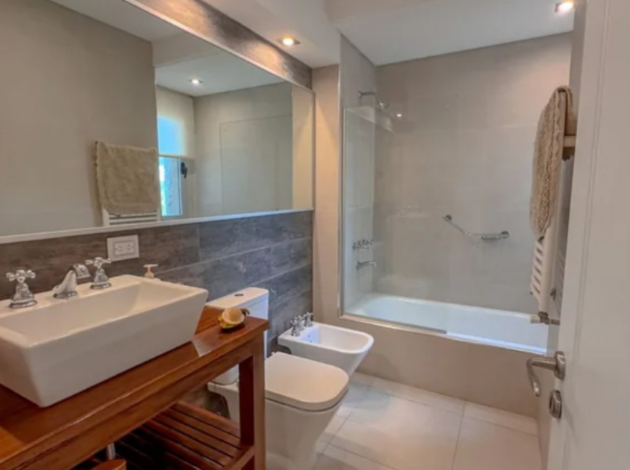 Impresionante casa 6 ambientes con fondo a laguna