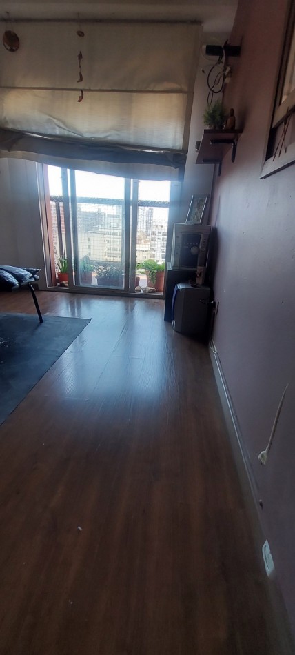Enorme depto 4 ambientes, con dependencia de servicio y dos balcones.