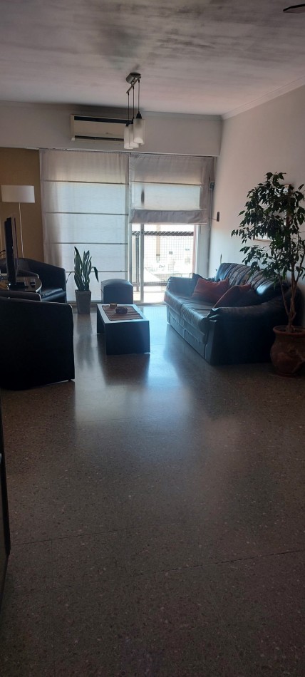 Excelente depto 4 ambientes de 100m2, con dependencia de servicio y 2 balcones