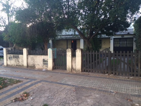 Casa en Venta 3 ambientes sobre esquina. Ideal Inversor, Lanús.