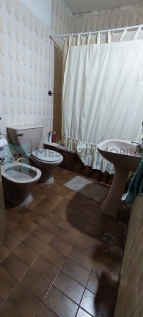 Casa 4 ambientes en Longchamps con garage y fondo libre. Oportunidad !!!