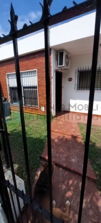Casa 4 ambientes en Longchamps con garage y fondo libre. Oportunidad !!!