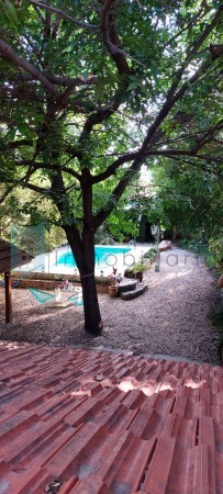 Casa de categoria 6 ambientes con garage, quincho, piscina y patio de invierno.