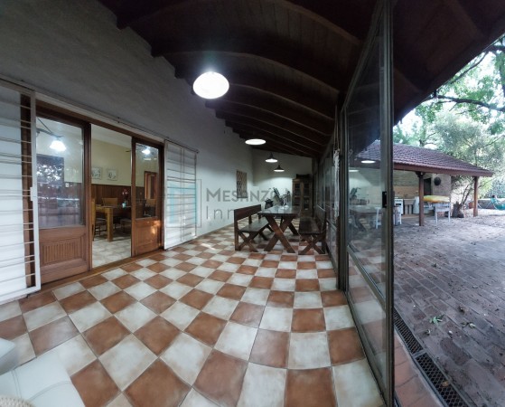 Casa de categoria 6 ambientes con garage, quincho, piscina y patio de invierno.