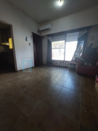 Casa 4 ambientes en Longchamps con garage y fondo libre. Oportunidad !!!