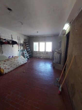 Casa 4 ambientes en Longchamps con garage y fondo libre. Oportunidad !!!