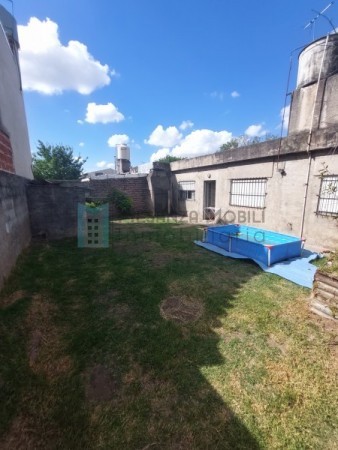 Casa 4 ambientes en Longchamps con garage y fondo libre. Oportunidad !!!