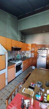 Casa 4 ambientes, con local, garage y terraza transitable. Lanus Oeste