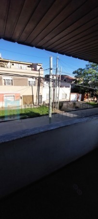 Casa 4 ambientes, con local, garage y terraza transitable. Lanus Oeste
