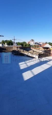 Casa 4 ambientes, con local, garage y terraza transitable. Lanus Oeste