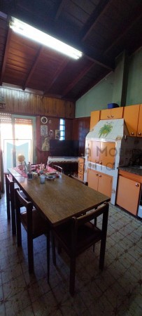 Casa 4 ambientes, con local, garage y terraza transitable. Lanus Oeste