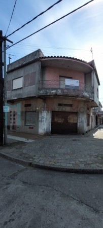 Casa 4 ambientes, con local, garage y terraza transitable. Lanus Oeste