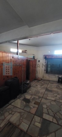 Casa 4 ambientes, con local, garage y terraza transitable. Lanus Oeste