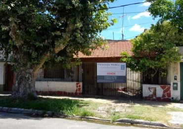 Casa 3 amb con entrada de auto sobre lote de 8,66 x 19 mts. A reciclar