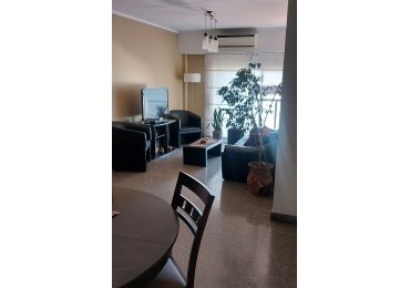 Enorme depto 4 ambientes, con dependencia de servicio y dos balcones. 